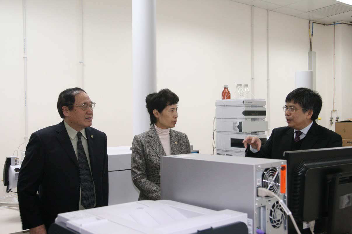 图五 刘教授向与会嘉宾介绍安捷伦质谱系统及QCRM实验室的重点研究领域